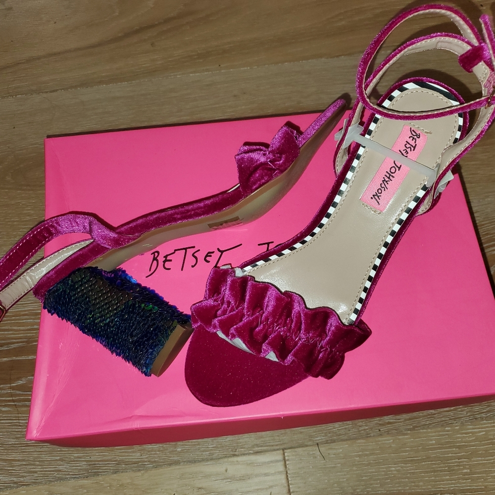 New Betsey Johnson Iliana Magenta Velvet Sequins Strappy Sandals Size 6.5